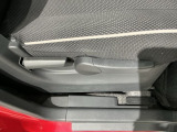 シートハイトアジャスターが付いているので運転姿勢を調整するのに便利ですね。身長に合ったシートポジションは安全運転や疲労軽減にもつながります。