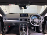 フロントピラーの位置を従来よりも後方にレイアウト。運転席からの視界の広がりを向上。車両の周囲の状況を、いち早く知ることで、安全に運行できます。