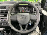 インテリアに合わせたデザインのステアリングは、運転される方のことも考え、運転しやすい形状、大きさです。是非一度、実際に触ってお確かめください。