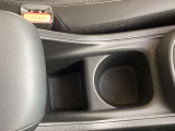 運転席と助手席の真ん中にドリンクホルダーがあります