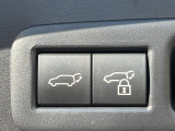【パワーバックドア】スマートキーや運転席のボタンを押すだけでリアゲートが自動で開閉します!荷物を持っている時や、高い位置にあるバックドアを閉める際に便利な機能です♪