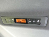 【後席エアコン】後席用エアコンも装備されています。