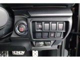 キーレスアクセス&プッシュスタート。アクセスキーを携帯して運転席か助手席のドアハンドルの内側に触れるだけで開錠 ドアハンドルのセンサーに触れて施錠