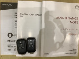 スマートキーは鍵をバッグに入れたままでもドアロックの開閉やエンジンのON・OFFができます。夜間や雨の日も鍵を探さなくて良いので便利です。