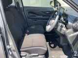 ◆前面ドア運転席◆ドアの開口が広く乗降ラクラク。シートの幅も広く運転していてもストレスを感じません。足元も広く快適なドライブを演出してくれます。