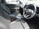 弊社はBMW正規販売店として歴史がございますので、BMW旧モデルから新型車まで商品知識と整備知識を備えております。ご納車後のご不明な点等も、お気軽に弊社担当者まで直接お問い合わせ下さい。
