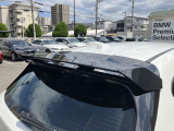 【ガラスサンルーフ】スライド機能とチルトアップ機能が備わっており、換気方法を選択することができます。ルーフを開いている時には、ウィンド・ディフレクターが風の巻き込みから守ります。