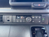 【シートヒーター】座席の内蔵ヒーターで身体を直接温める機能。エアコンより早く温まり、冬の車内でも即座に快適です。エンジンの温まりを待たずに済むため、寒い朝の始動直後に重宝される必須の快適装備です。