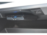 ETCは純正ならではの足元を妨げない工夫をこらしており、ETC2.0搭載車です。周辺のITSスポット道路状況や渋滞情報も表示可能でございます。