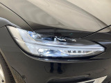【LEDヘッドライト】悪天候や夜間走行時も良好な視界を確保し、安心して運転できる高輝度LEDヘッドライト!北欧神話に登場する「トールハンマー」をモチーフにした、一目でボルボとわかるデザインです。