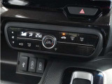 【オートエアコン】温度を設定すれば自動で快適な車内温度を保ちます。エアコン内部の高性能脱臭フィルターで車内のアレルゲンや花粉を除去。