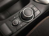 「MAZDAコネクト」コマンダー部 手元を見ることなく操作出来るように左手を自然に降ろした位置に設置。シンプルで使いやすく、機能を覚えやすいボタン配置になっています。