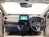 【前方視界】開放的な前方視界!運転がしやすく疲れにくいです♪窓が大きく、見通しがとっても良いおクルマですよ♪