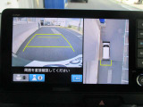 マルチビューカメラで車の周囲を映像で確認できます。駐車場や見通しの悪い交差点などナビ画面に映し出します。