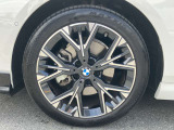 【BMWアロイホイール】軽量かつ強度に拘ったアロイホイール。走行性能ポテンシャルを引き出す設計。タイヤのサイドウォールが強化されたランフラットタイヤは、パンク時にタイヤがつぶれてもリムから外れません。