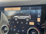 高い走破性も魅力のランドローバー。それを実現するテレインレスポンスには「オンロード」「草/砂利/雪」「泥/轍」「砂地」のモードを搭載!地形や天候に左右されない足元の確かさを実感ください。