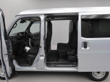ドアは広く開き、荷物を持ちながらの乗り降りも楽になります。