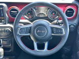 操作性の良いハンドルで運転中のストレスも軽減されます。