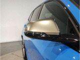【BMWミラー】視認性の高いスタイリッシュなミラー。自動防眩機能も付いており夜間のドライビングをサポートします。