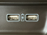 充電用USBジャックを2個装備!iPhoneはもちろん少しアンペアが高めのiPadも充電することが出来ます(運転しながら充電できます)