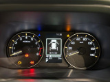 様々な車両情報を表示できるTFTマルチインフォメーションディスプレイを中央に配した視認性の高い大型2眼メーターです
