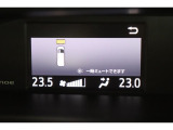 前後に装備されたセンサーで障害物(静止物)を検知。ディスプレイ表示と音でお知らせ。誤発進抑制のパーキングサポートブレーキ搭載しています。