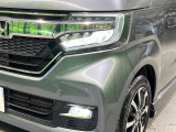 【LEDヘッドライト】悪天候や夜間走行時も良好な視界を確保し安心して運転できる高輝度LEDヘッドライトを装備!点灯速度が早く、消費電力も抑えられています。