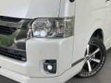 【LEDヘッドライト】悪天候や夜間走行時も良好な視界を確保し安心して運転できる高輝度LEDヘッドライトを装備!点灯速度が早く、消費電力も抑えられています。