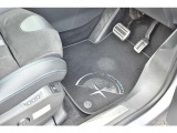 コンパスデザインが付いた特別仕様のマットです。