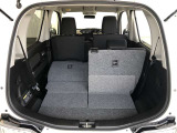 後席を倒せばより大きな荷物も載せられます!
