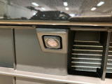 車輌の前後左右に搭載した4つのカメラから取り込んだ画像を合成し、くるまを真上からみているような映像を表示。運転席から確認しにくい車輌周囲の状況を把握できまよ ♪