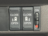 【両側パワースライドドア】スマートキーや運転席のスイッチで後席両側スライドドアの開閉が可能♪電動だから力を入れてドアを開ける必要が無く、小さなお子様でも簡単に開け閉めでき快適です♪