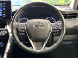 インテリアに合わせたデザインのステアリングは、運転される方のことも考え、運転しやすい形状、大きさです。是非一度、実際に触ってお確かめください。