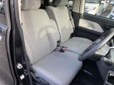 運転席はベンチシートなのでゆったり快適に過ごせます