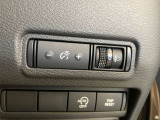 各種安全装置のスイッチが、運転席右側に配置されております。