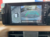 上空から見下ろしているかのような映像をディスプレイに映し出し、スムースな駐車をサポートします。画面は「トップビュー」のほか「サイドブラインドビュー」への切り換えが可能。ますます安心です