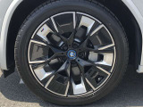 BMW純正20インチホイール。洗練されたデザインで、足元の個性を引き立てます。