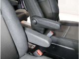 ゆったりした運転席・助手席です。運転席はシートハイトアジャスターつきで高さ調整が可能ですので、いろいろな方のドライビングポジションに合いますね♪