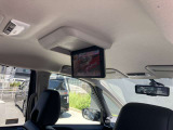 後席モニターを装備。後部座席でも車内エンタメを楽しみながらロングドライブ出来ます。