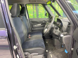 運転席まわりには十分なスペースがあり、大柄な方でもゆったり運転していただける環境です。