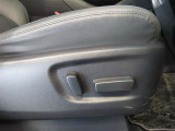 パワーシート搭載。微妙な調整が手軽にでき、ピッタリの最適なポジションで運転することが可能です。