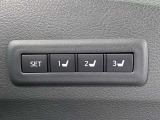 【運転席ポジションメモリー付パワーシート】ワンタッチで記憶させていたシートの前後・リクライニングはもちろん、シートリフターも備えます☆快適なドライブをお楽しみ下さい♪
