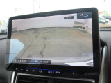 【リアカメラ】リバースに入れるだけで後方の映像が映ります。安全確認や、狭い駐車場での車庫入れ、雨の日や夜間など視界の悪い時に便利です。安全にバックする為には欠かせない装備です。