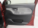 運転席・助手席ドアの内側にドアポケットが装備されています。