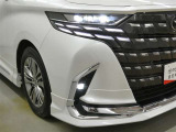 LEDヘッドライトです。デザイン性がよくとても明るいので、夜間の走行や悪天候でも安心です。しかも長寿命!
