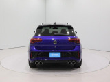 ☆リヤビューは踏ん張りのきいたデザインです。VWのエンブレム内にはカメラが内蔵されています!デュアルマフラーが「R」の力強さを一層際立てます!