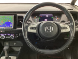 【ハンドル】運転にかかわる様々な操作を安全に行えるように視点移動が少なく操作性に配慮されたスイッチ類が凝縮されたコックピットです。