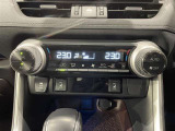 【オートエアコン】一度お好みの温度に設定すれば、車内の温度を検知し風量や温度を自動で調整。暑い&hellip;寒い&hellip;と何度もスイッチ操作をする必要はありません。快適な車内空間には必須の機能ですね♪