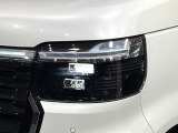 【LEDヘッドライト】悪天候や夜間走行時も良好な視界を確保し安心して運転できる高輝度LEDヘッドライトを装備!点灯速度が早く、消費電力も抑えられています。