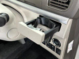 【運転席ドリンクホルダー】